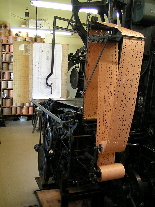 Przykład karty perforowanej używanej w maszynie do haftu - Zdjęcie dzięki uprzejmości: http://moderngermanlace.com